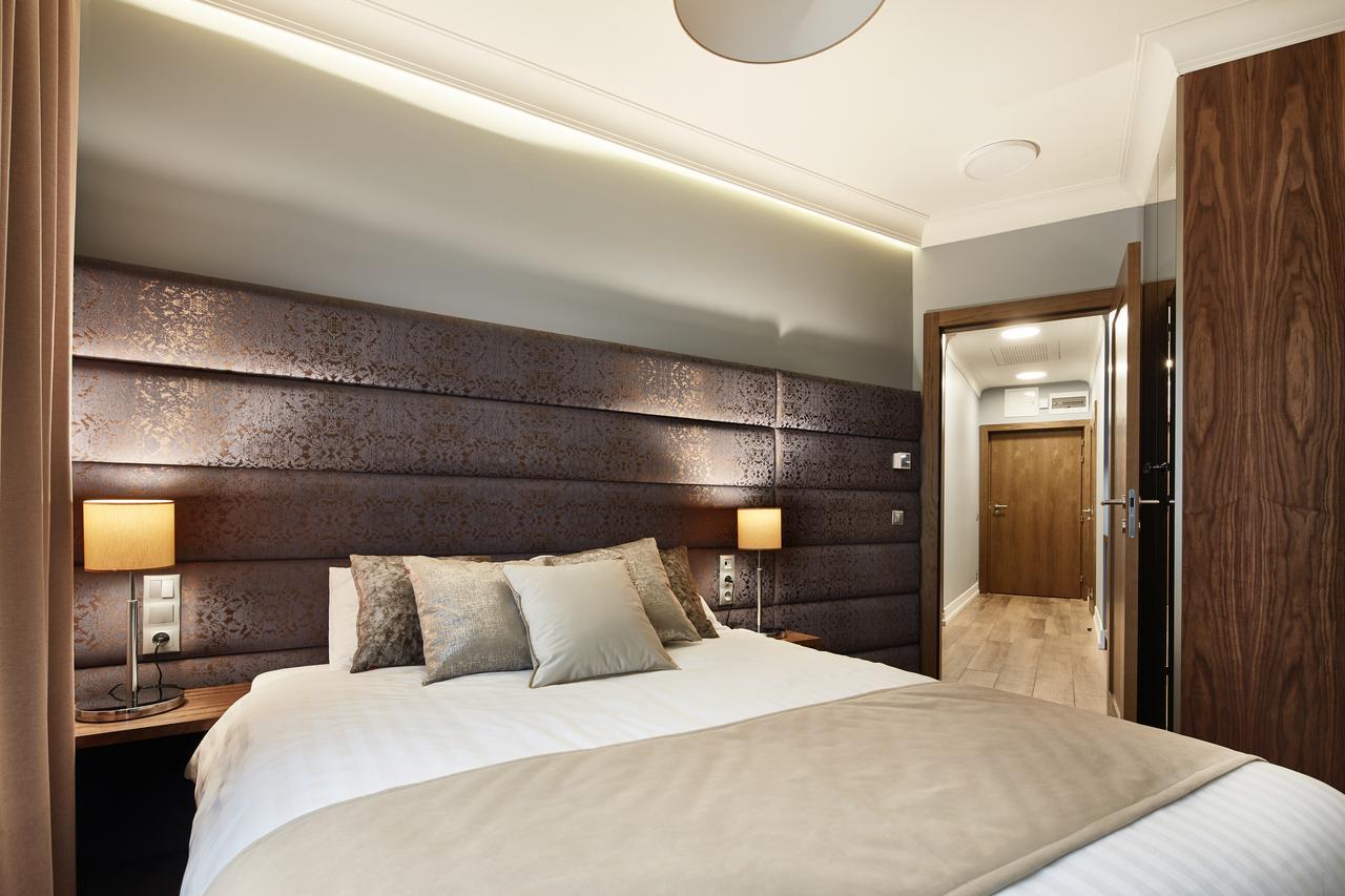 Luxury Deluxe One-Bedroom Apartment