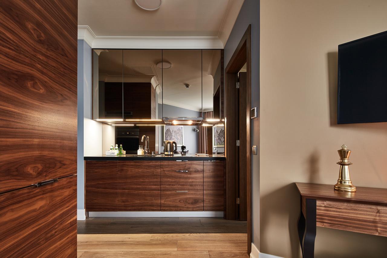 Luxury Deluxe One-Bedroom Apartment