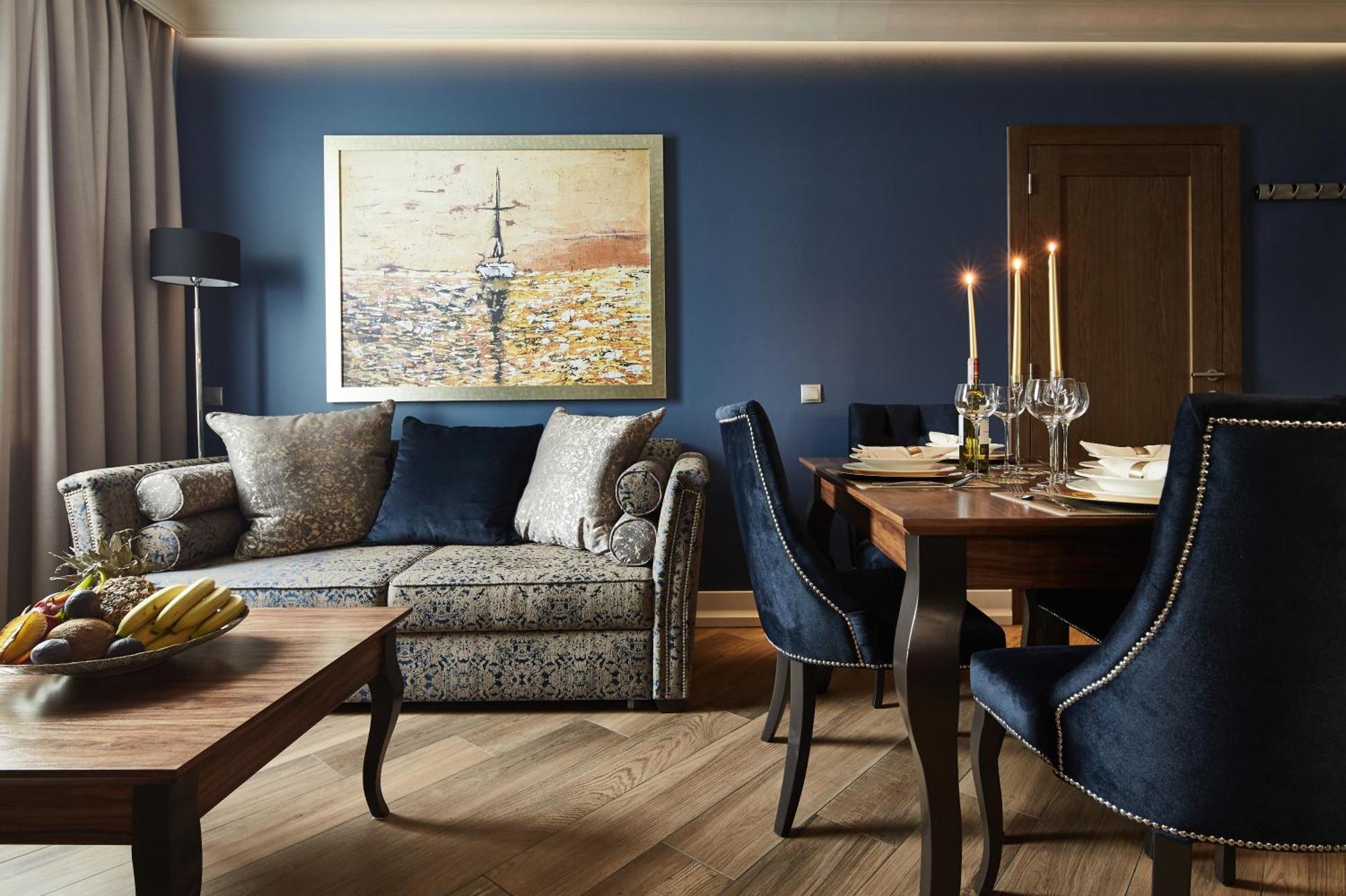 Luxury Deluxe One-Bedroom Apartment