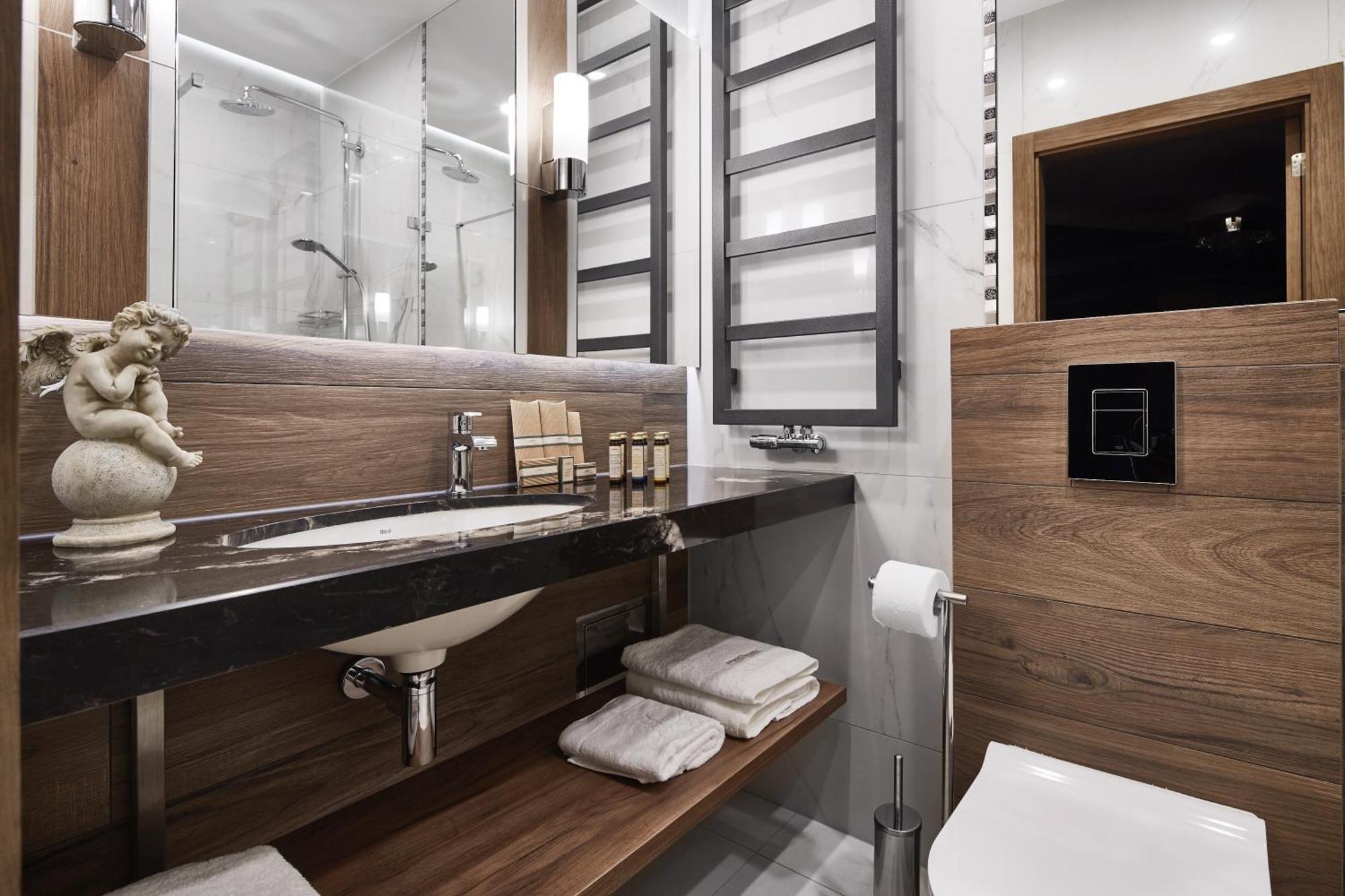 Luxury Deluxe One-Bedroom Apartment